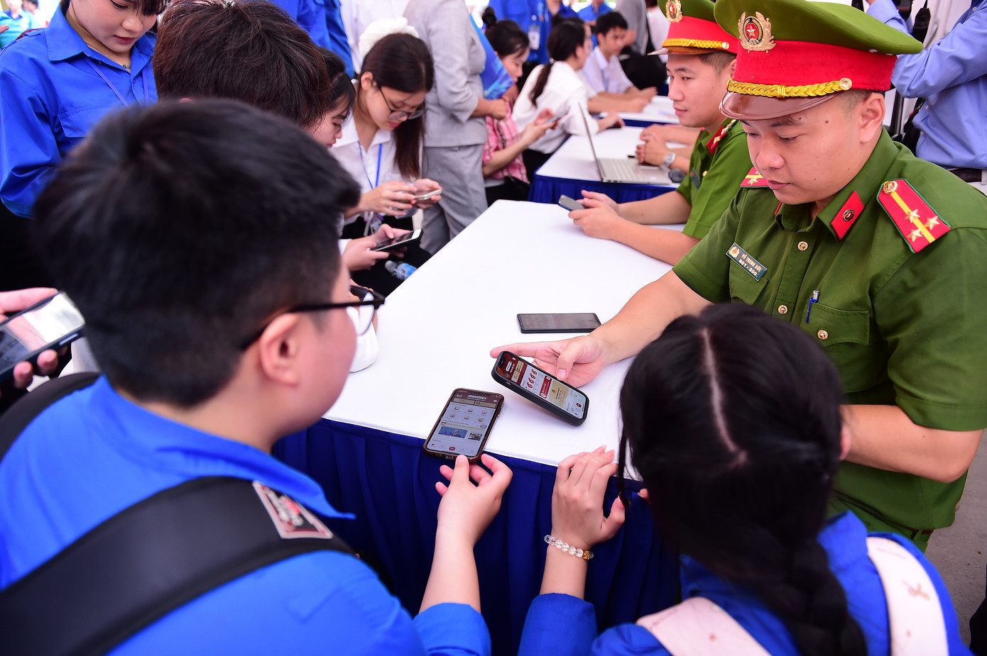 Hoạt động hỗ trợ nâng cao kỹ năng số tại lễ ra quân. Ảnh: Xuân Tùng