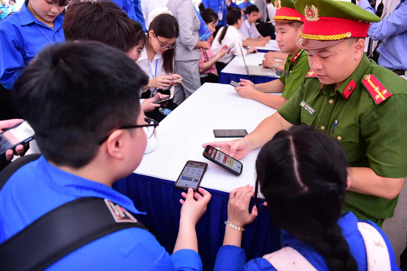 Hoạt động hỗ trợ nâng cao kỹ năng số tại lễ ra quân. Ảnh: Xuân Tùng