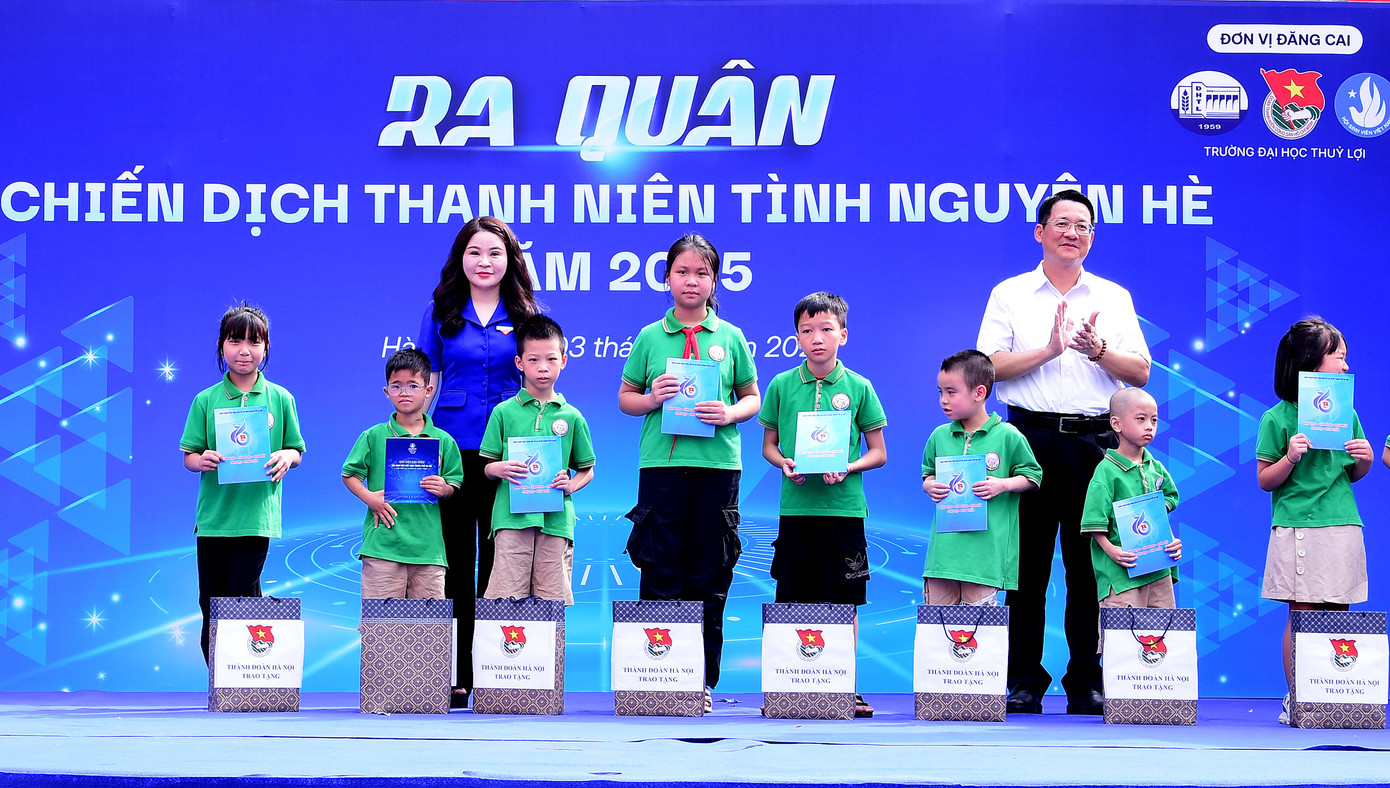 Phó Trưởng ban Tuyên giáo và Dân vận Thành ủy Hà Nội Vũ Hà và Bí thư Thành Đoàn Hà Nội Chu Hồng Minh tặng quà các em nhỏ. Ảnh: Xuân Tùng