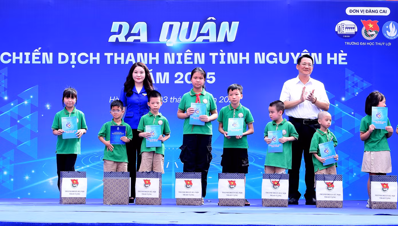 Phó Trưởng ban Tuyên giáo và Dân vận Thành ủy Hà Nội Vũ Hà và Bí thư Thành Đoàn Hà Nội Chu Hồng Minh tặng quà các em nhỏ. Ảnh: Xuân Tùng