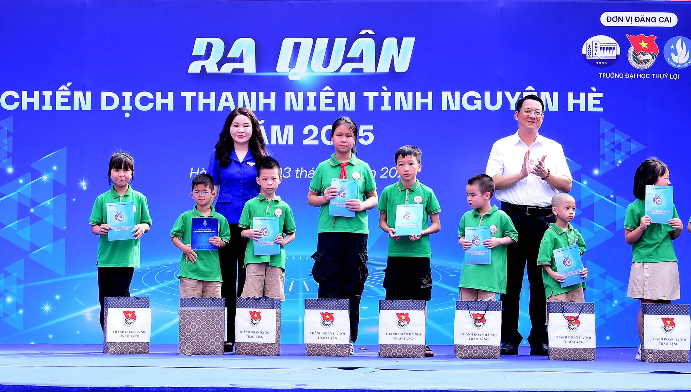 Phó Trưởng ban Tuyên giáo và Dân vận Thành ủy Hà Nội Vũ Hà và Bí thư Thành Đoàn Hà Nội Chu Hồng Minh tặng quà các em nhỏ. Ảnh: Xuân Tùng