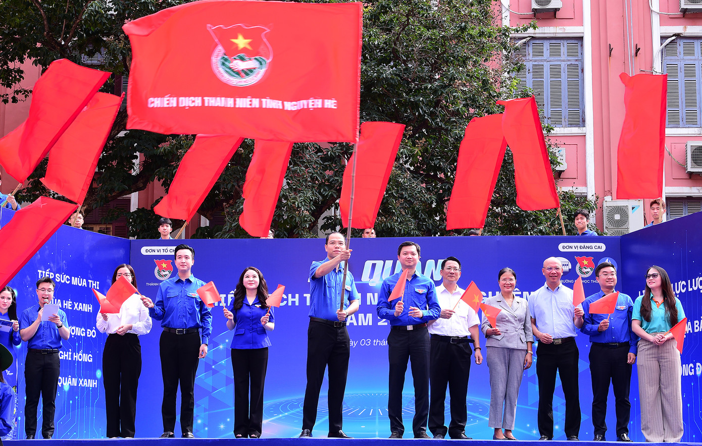 Bí thư T.Ư Đoàn, Chủ tịch Hội SVVN Nguyễn Minh Triết trao cờ Chiến dịch Thanh niên tình nguyện Hè; cùng lãnh đạo Thành Đoàn Hà Nội tặng quà đội hình tình nguyện. Ảnh: Xuân Tùng