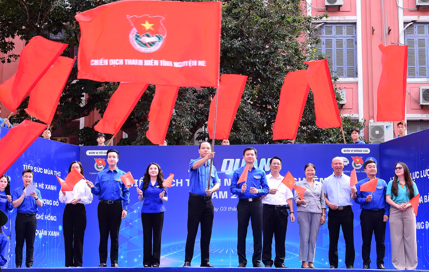 Bí thư T.Ư Đoàn, Chủ tịch Hội SVVN Nguyễn Minh Triết trao cờ Chiến dịch Thanh niên tình nguyện Hè; cùng lãnh đạo Thành Đoàn Hà Nội tặng quà đội hình tình nguyện. Ảnh: Xuân Tùng