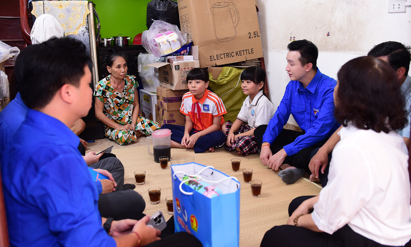 Đoàn công tác Thành Đoàn Hà Nội do anh Đào Đức Việt - Phó Bí thư Thành Đoàn, Chủ tịch Hội đồng Đội Thành phố Hà Nội tặng quà các em nhỏ có hoàn cảnh gia đình khó khăn. Ảnh: Xuân Tùng