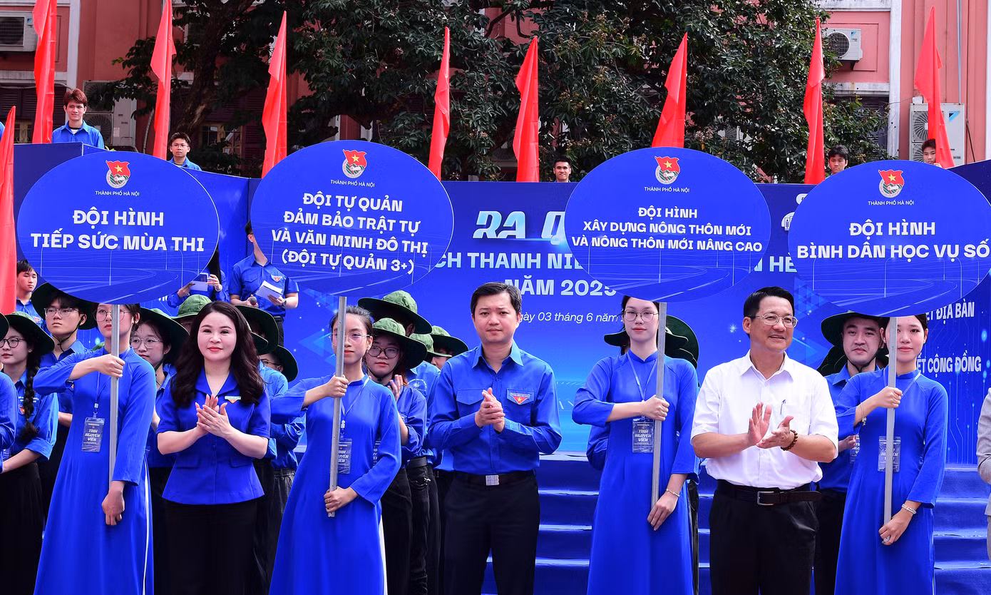 Bí thư T.Ư Đoàn, Chủ tịch Hội SVVN Nguyễn Minh Triết trao cờ Chiến dịch Thanh niên tình nguyện Hè; cùng lãnh đạo Thành Đoàn Hà Nội tặng quà đội hình tình nguyện. Ảnh: Xuân Tùng