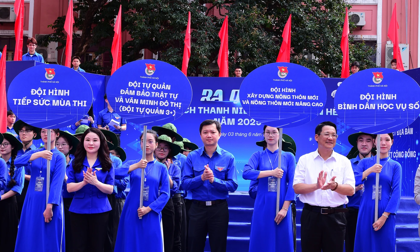 Bí thư T.Ư Đoàn, Chủ tịch Hội SVVN Nguyễn Minh Triết trao cờ Chiến dịch Thanh niên tình nguyện Hè; cùng lãnh đạo Thành Đoàn Hà Nội tặng quà đội hình tình nguyện. Ảnh: Xuân Tùng