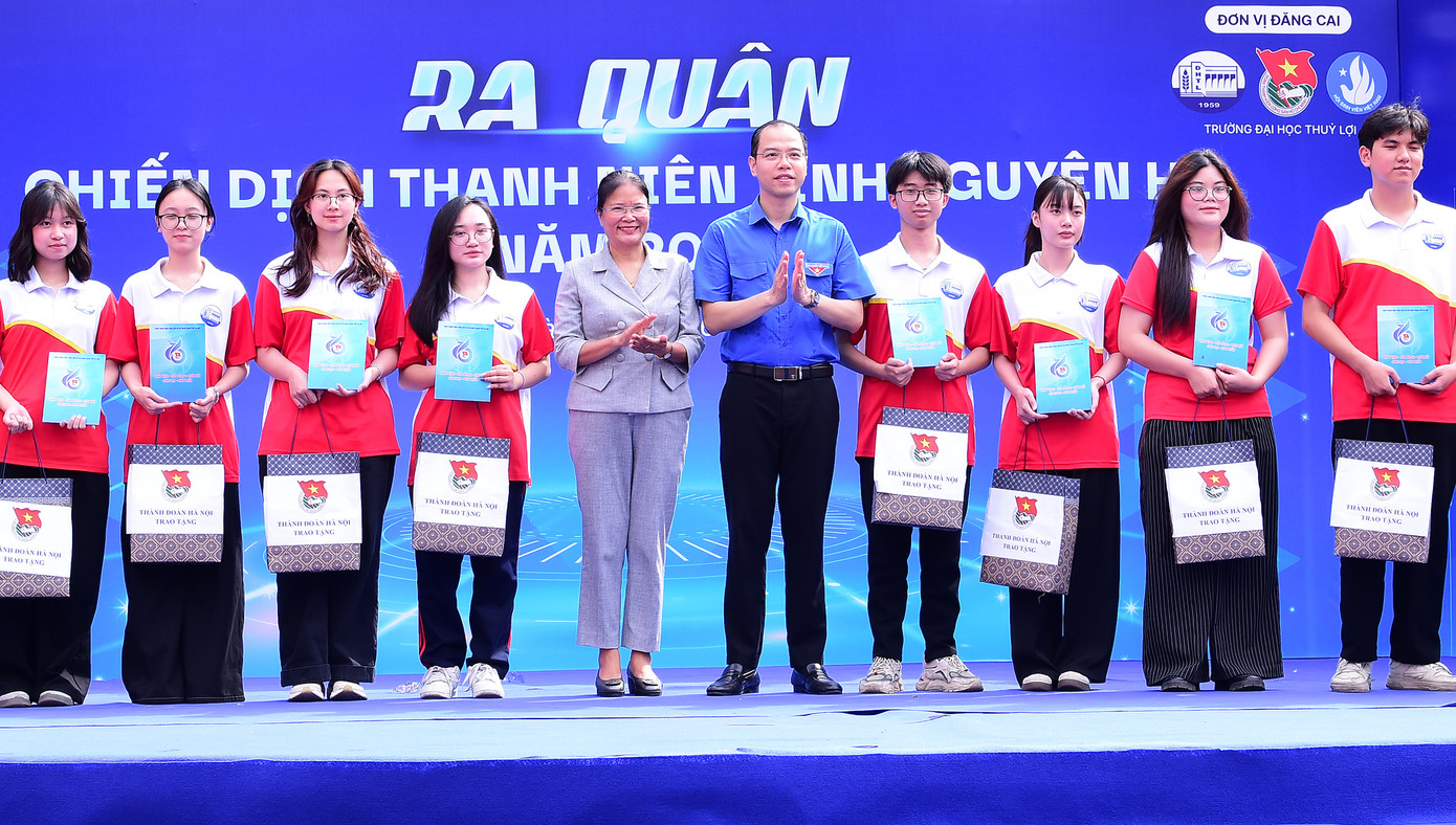 Phó Bí thư Thành Đoàn, Chủ tịch Hội Sinh viên Thành phố Hà Nội Nguyễn Tiến Hưng tặng quà sinh viên tại chương trình. Ảnh: Xuân Tùng