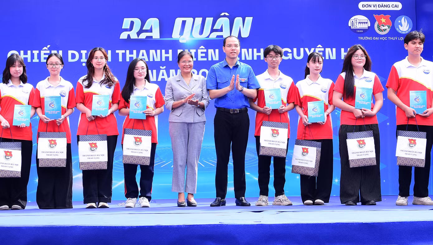 Phó Bí thư Thành Đoàn, Chủ tịch Hội Sinh viên Thành phố Hà Nội Nguyễn Tiến Hưng tặng quà sinh viên tại chương trình. Ảnh: Xuân Tùng