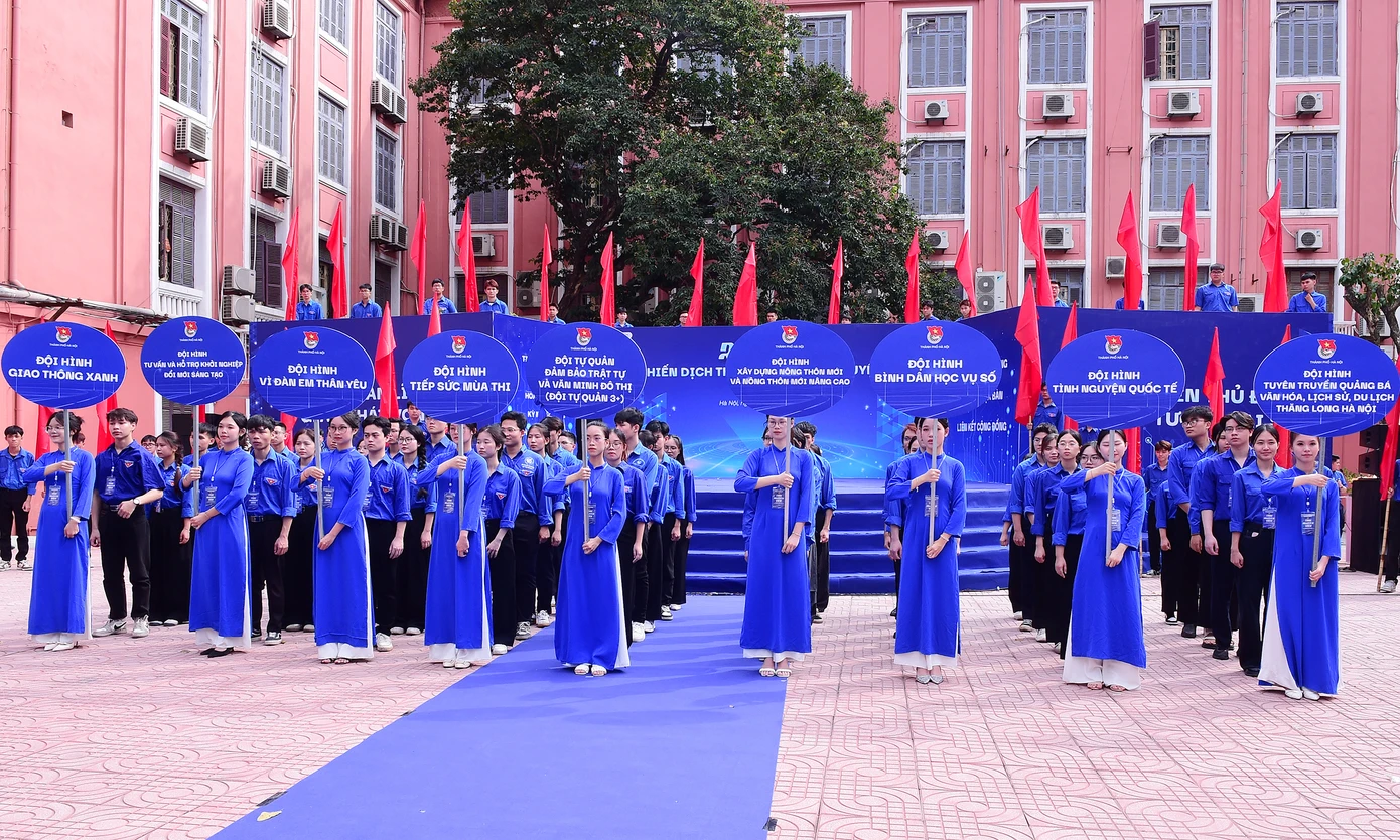 Bí thư T.Ư Đoàn, Chủ tịch Hội SVVN Nguyễn Minh Triết trao cờ Chiến dịch Thanh niên tình nguyện Hè; cùng lãnh đạo Thành Đoàn Hà Nội tặng quà đội hình tình nguyện. Ảnh: Xuân Tùng