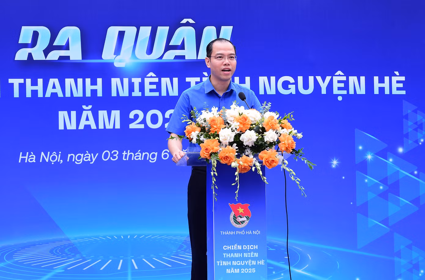 Anh Nguyễn Tiến Hưng – Phó Bí thư Thành Đoàn, Chủ tịch Hội Sinh viên Thành phố Hà Nội phát biểu tại lễ ra quân. Ảnh: Xuân Tùng