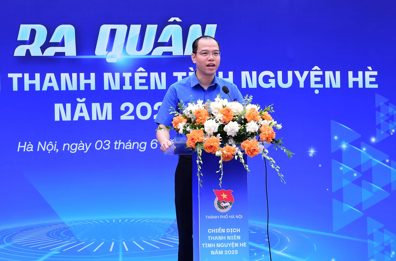 Anh Nguyễn Tiến Hưng – Phó Bí thư Thành Đoàn, Chủ tịch Hội Sinh viên Thành phố Hà Nội phát biểu tại lễ ra quân. Ảnh: Xuân Tùng