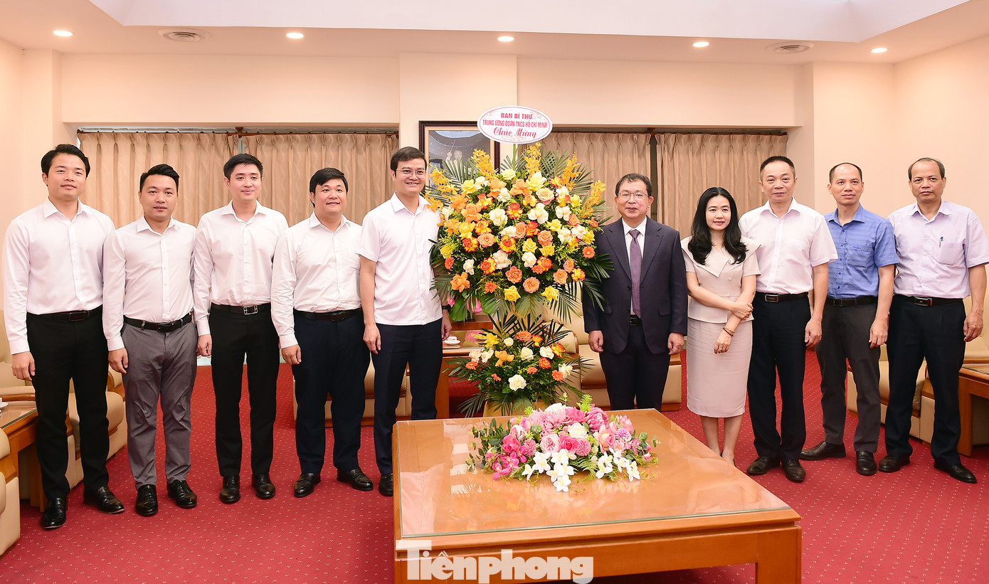 Bí thư thứ nhất T.Ư Đoàn Bùi Quang Huy tặng lẵng hoa chúc mừng Thông tấn xã Việt Nam dịp 21/6. Ảnh: Xuân Tùng