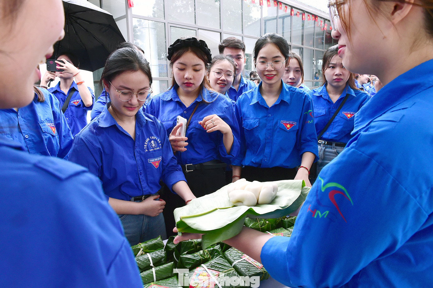 Các bạn trẻ thưởng thức bánh dày Quán Gánh tại ngày hội. Ảnh: Xuân Tùng