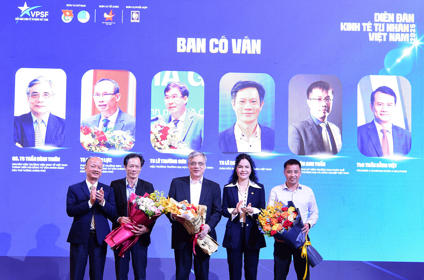 Ban Tổ chức tặng hoa Ban Cố vấn diễn đàn. Ảnh: X.T