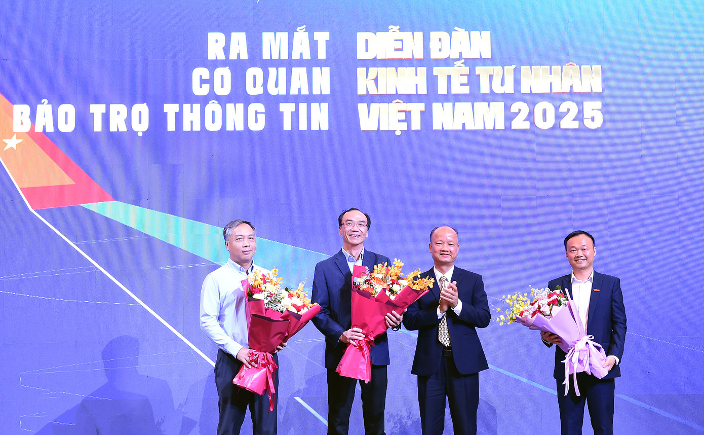 Đại diện Ban Tổ chức trao tặng hoa đại diện đơn vị bảo trợ truyền thông diễn đàn. Ảnh: X.T