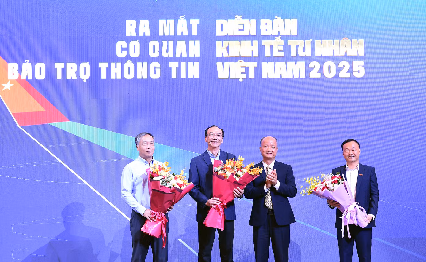 Đại diện Ban Tổ chức trao tặng hoa đại diện đơn vị bảo trợ truyền thông diễn đàn. Ảnh: X.T