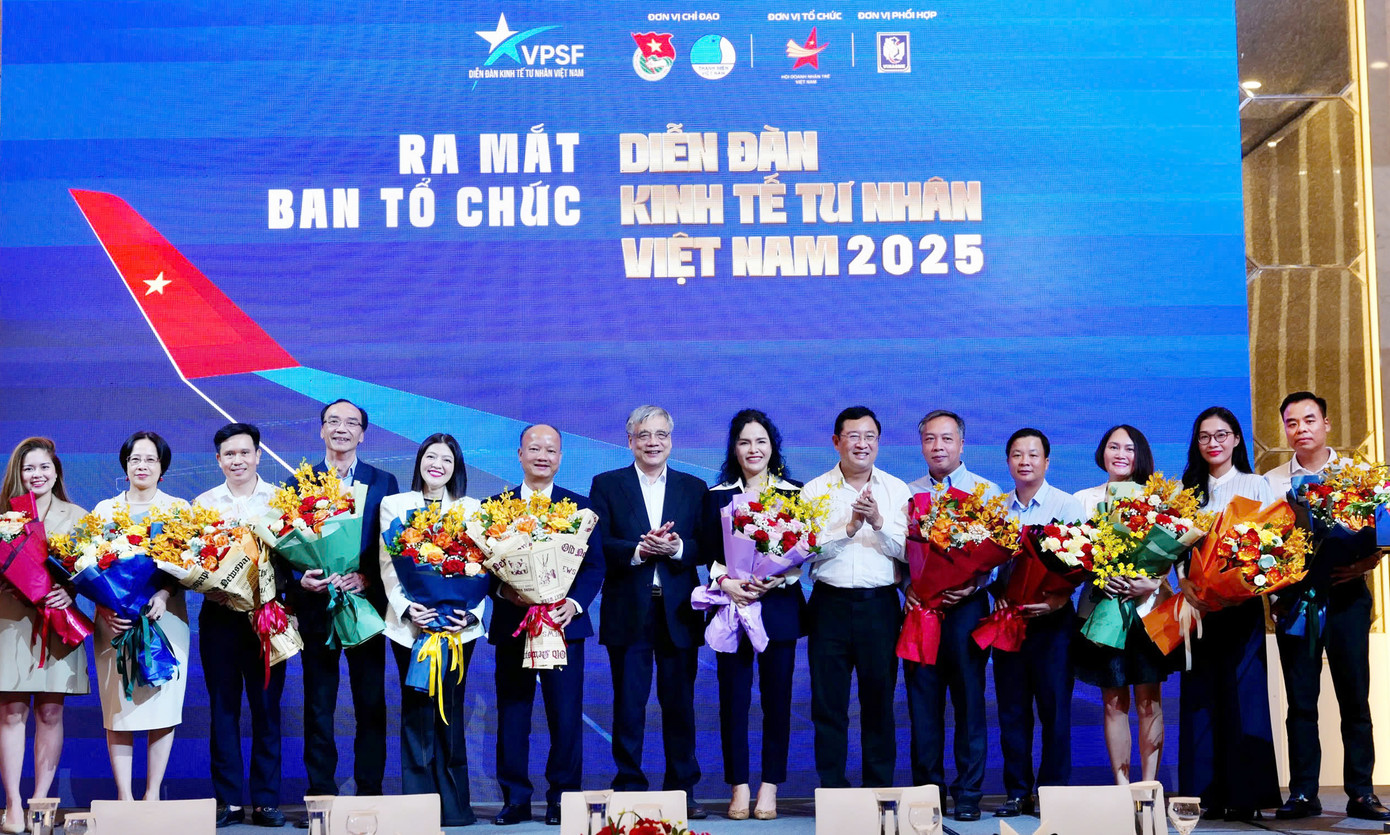 Ban Tổ chức Diễn đàn ra mắt tại chương trình. Ảnh: X.T