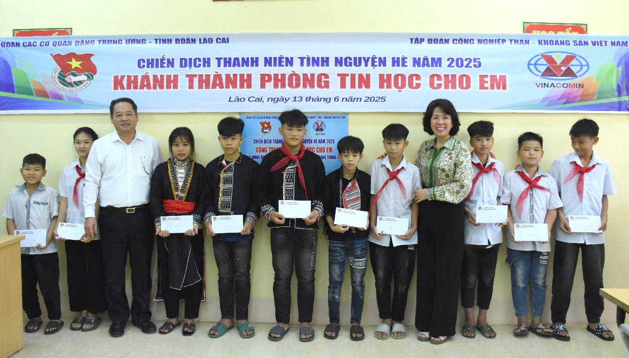 Ban Tổ chức tặng quà cho học sinh tại trường PTDT Bán trú Tiểu học & THCS Bản Cái. Ảnh: BTC Ban Tổ chức tặng quà cho học sinh tại trường PTDT Bán trú Tiểu học & THCS Bản Cái. Ảnh: BTC