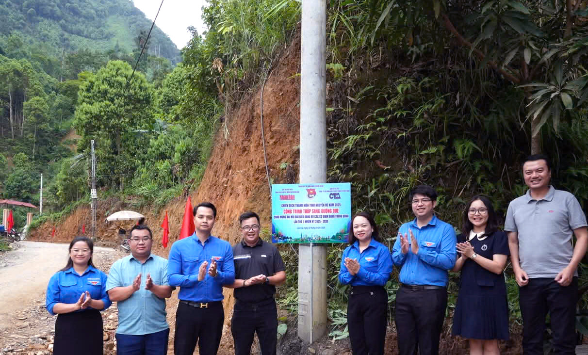 Công trình "Thắp sáng đường quê" được khánh thành trong chương trình. Ảnh: BTC Công trình "Thắp sáng đường quê" được khánh thành trong chương trình. Ảnh: BTC