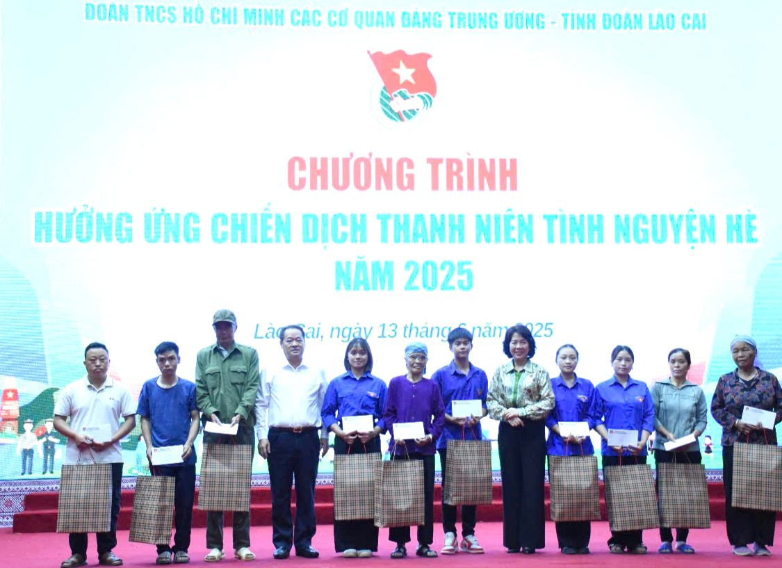 Nhiều suất quà được trao tặng tới người dân có hoàn cảnh khó khăn. Ản: BTC Nhiều suất quà được trao tặng tới người dân có hoàn cảnh khó khăn. Ản: BTC