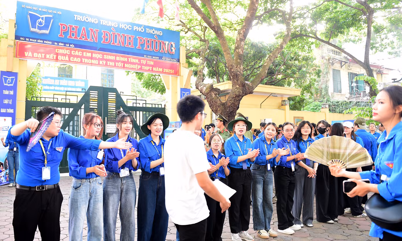 Tình nguyện viên "Tiếp sức mùa thi" tại kỳ thi Tốt nghiệp THPT 2025 tại Hà Nội. Ảnh: Xuân Tùng