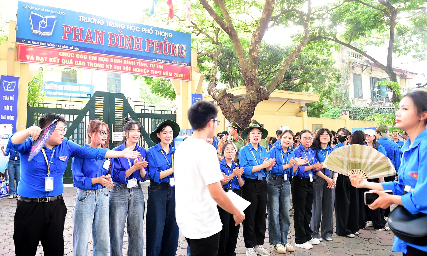 Tình nguyện viên "Tiếp sức mùa thi" tại kỳ thi Tốt nghiệp THPT 2025 tại Hà Nội. Ảnh: Xuân Tùng