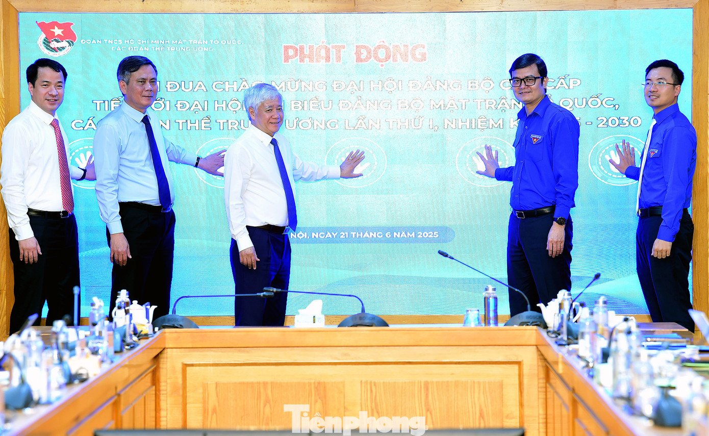 Các đại biểu thực hiện nghi thức phát động thi đua trong Đoàn Thanh niên MTTQ, các đoàn thể T.Ư. Ảnh: Xuân Tùng Các đại biểu thực hiện nghi thức phát động thi đua trong Đoàn Thanh niên MTTQ, các đoàn thể T.Ư. Ảnh: Xuân Tùng