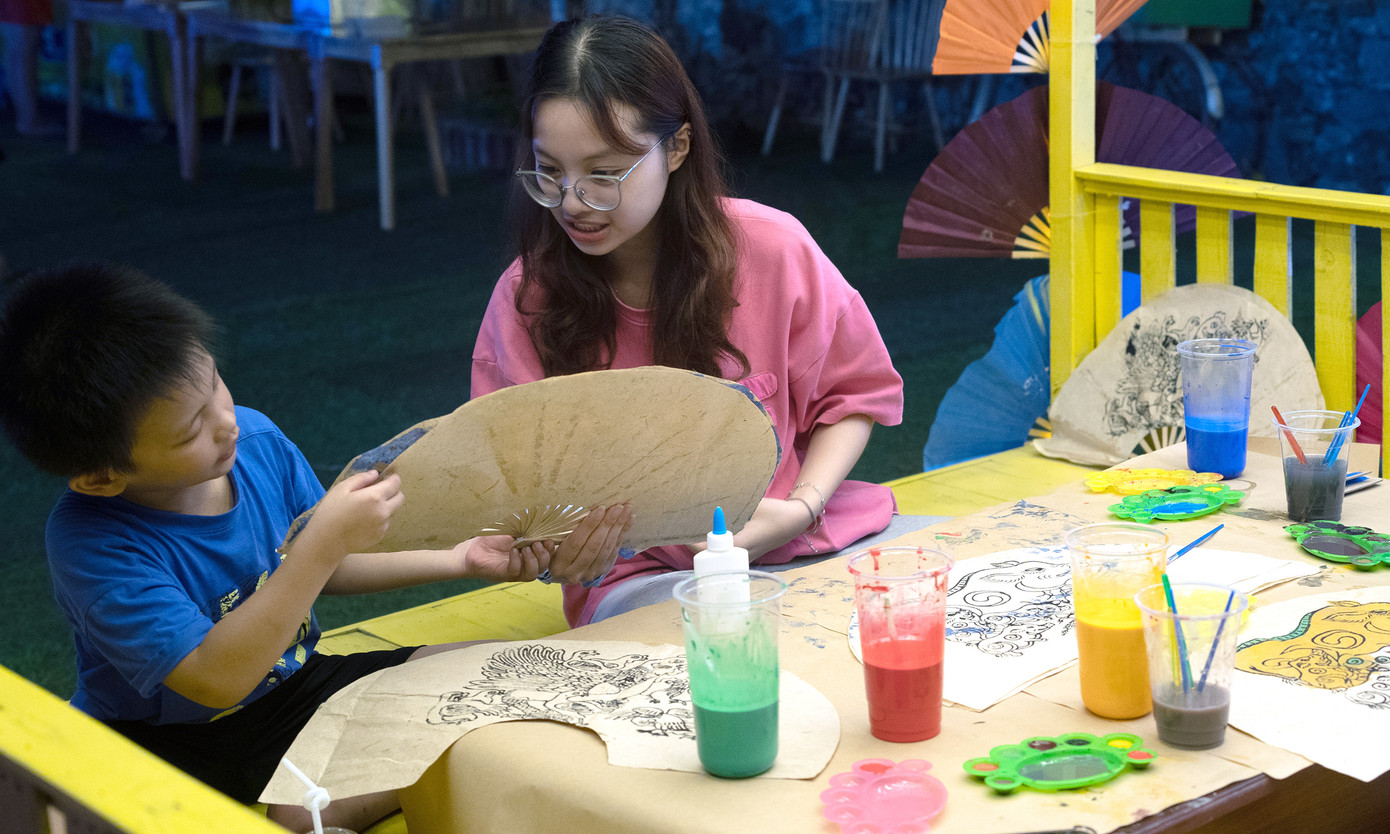 Các bạn trẻ còn có dịp trải nghiệm nhiều trò chơi dân gian như ô ăn quan, nhảy dây, kéo co; workshop trải nghiệm nghệ thuật dân gian; được tự tay thiết kế những chiếc diều tại xưởng vẽ diều sáng tạo, hoặc học cách làm quạt truyền thống từ giấy điệp, kết hợp với màu vẽ được pha chế từ vỏ sò điệp. Ảnh: Đỗ Hưng