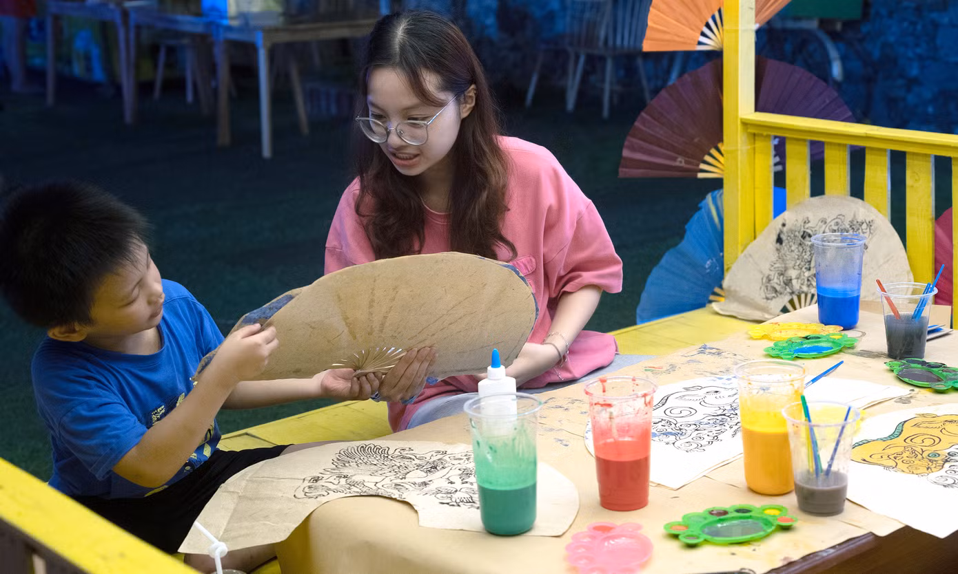 Các bạn trẻ còn có dịp trải nghiệm nhiều trò chơi dân gian như ô ăn quan, nhảy dây, kéo co; workshop trải nghiệm nghệ thuật dân gian; được tự tay thiết kế những chiếc diều tại xưởng vẽ diều sáng tạo, hoặc học cách làm quạt truyền thống từ giấy điệp, kết hợp với màu vẽ được pha chế từ vỏ sò điệp. Ảnh: Đỗ Hưng