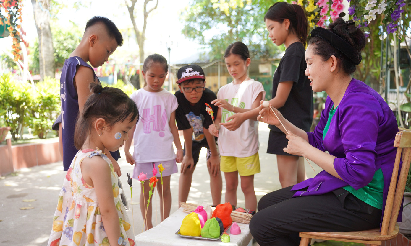 Dịp này, Ban Tổ chức đã trao tặng các suất học bổng và phần quà học tập cho học sinh có hoàn cảnh khó khăn. Đây là cách sự kiện hiện thực hóa tinh thần chắp cánh ước mơ – dùng chính hình ảnh cánh diều để tiếp thêm hy vọng và động lực cho các em nhỏ vượt lên nghịch cảnh, vững tin vào tương lai. Ảnh: Đỗ Hưng
