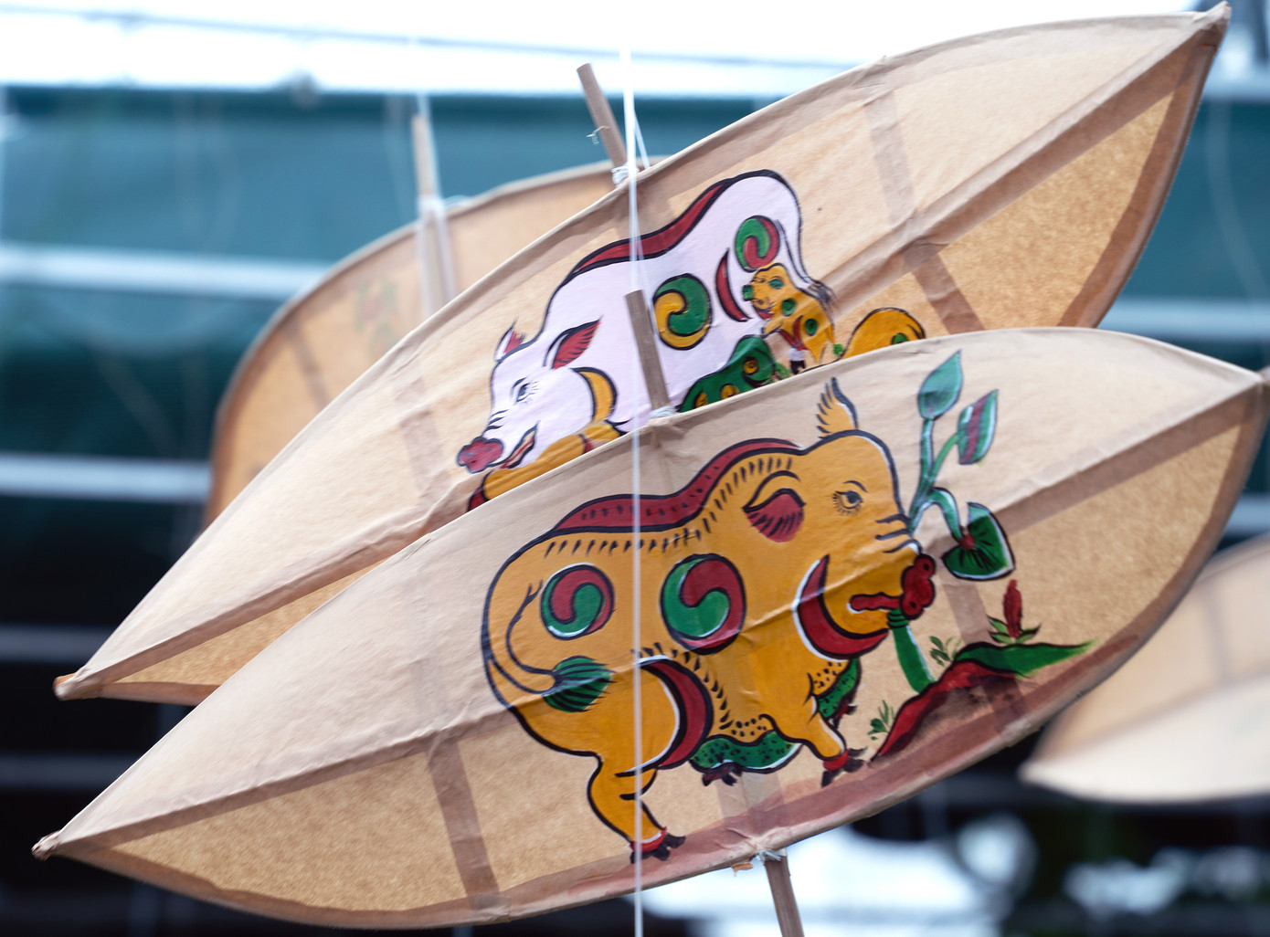 Không gian diều truyền thống được tái hiện qua nghệ thuật sắp đặt độc đáo. Mỗi khu trưng bày là một lát cắt văn hóa, từ sắc vàng cung đình của diều Huế đến hình dáng tự do phóng khoáng của diều Rạch Giá. Nhiều mẫu diều được thiết kế riêng, mang dấu ấn cá nhân của các nghệ nhân, kết hợp giữa chất liệu truyền thống và sáng tạo hiện đại. Ảnh: Đỗ Hưng