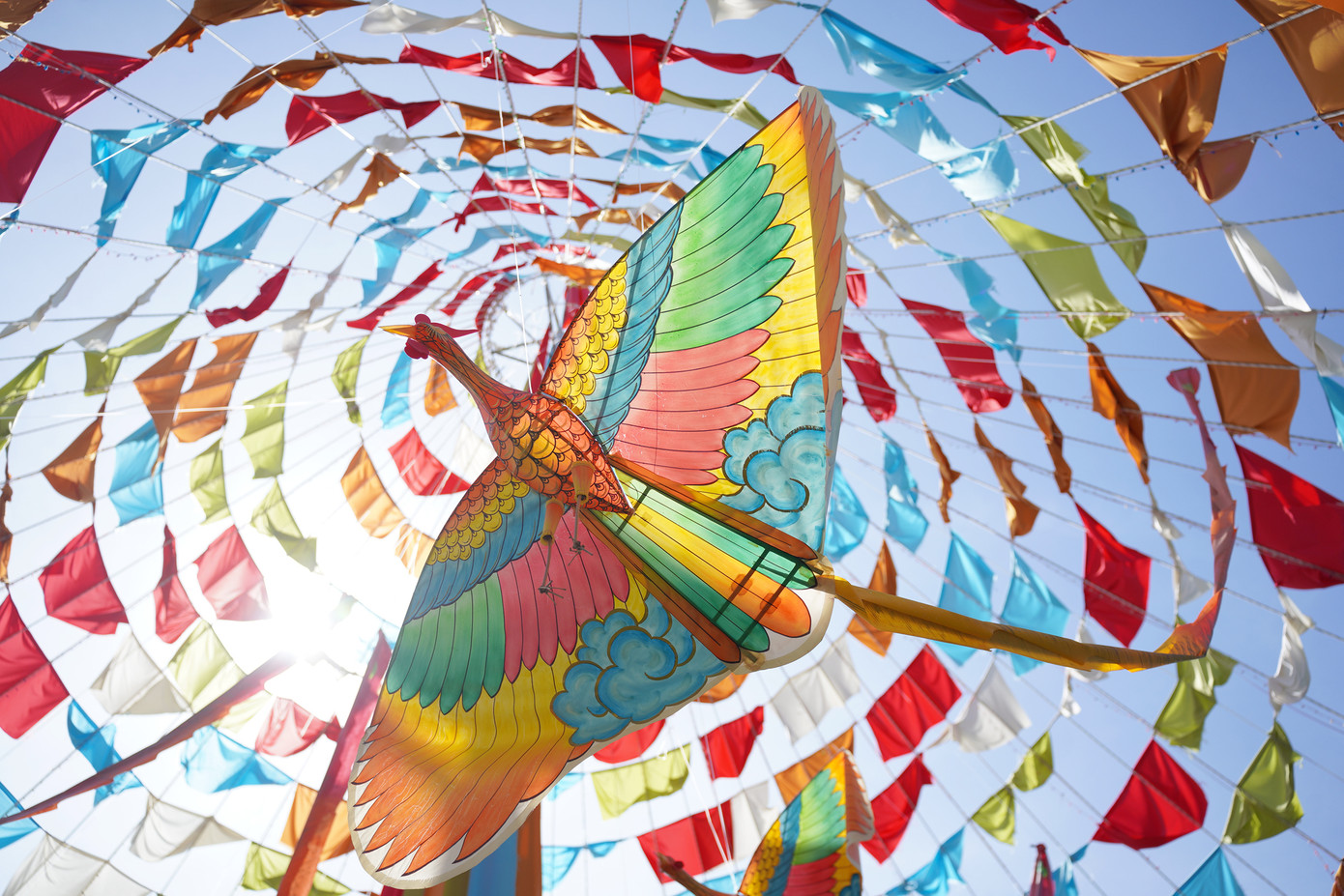 Nhân dịp Quốc tế thiếu nhi, “Cánh diều tuổi thơ” – sự kiện văn hoá nghệ thuật diễn ra từ nay đến 30/6, ở ngoại thành Hà Nội, mang đến không gian trưng bày gần 300 cánh diều đến từ nhiều làng nghề. Ảnh: Đỗ Hưng