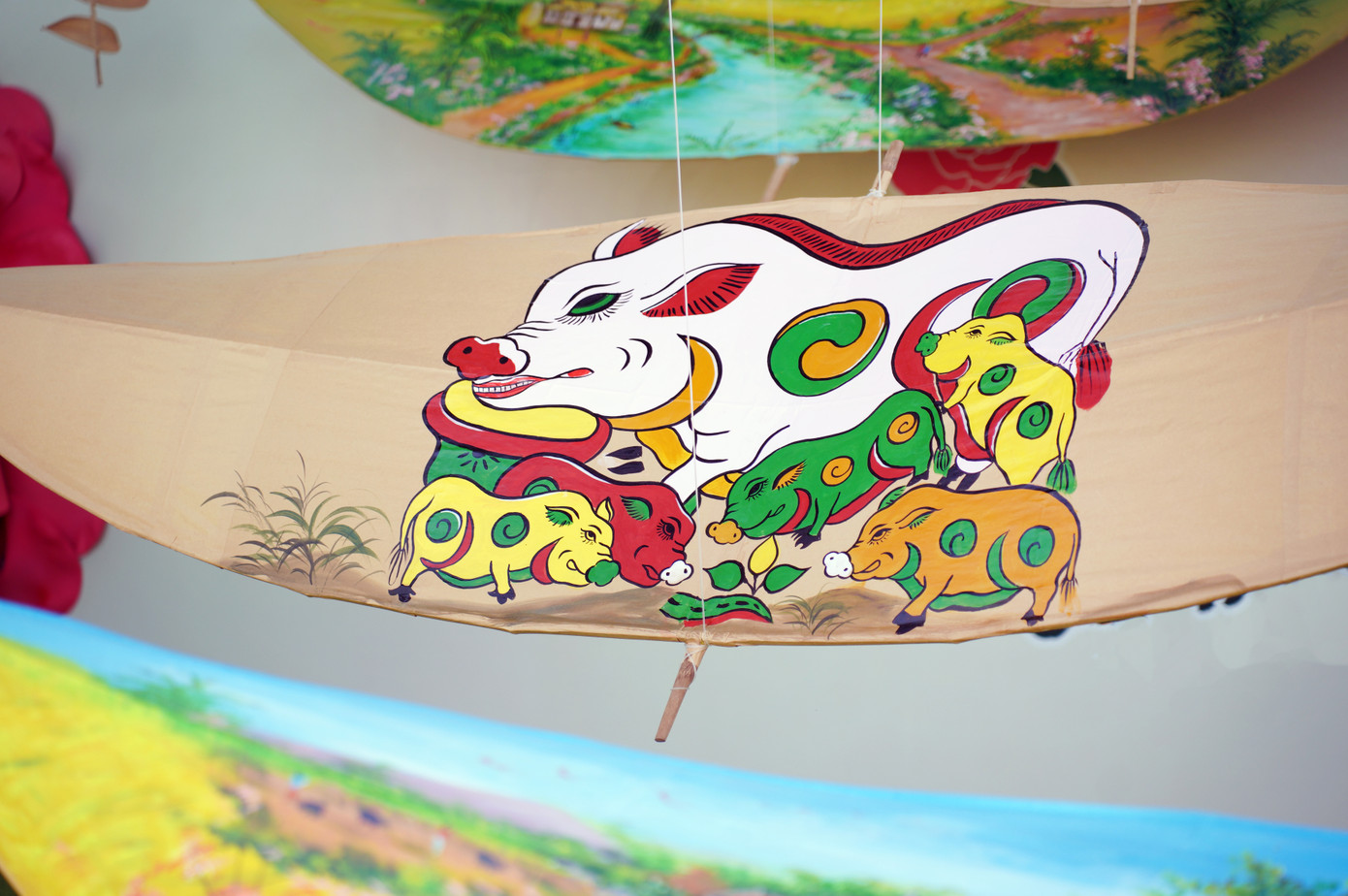 Không gian diều truyền thống được tái hiện qua nghệ thuật sắp đặt độc đáo. Mỗi khu trưng bày là một lát cắt văn hóa, từ sắc vàng cung đình của diều Huế đến hình dáng tự do phóng khoáng của diều Rạch Giá. Nhiều mẫu diều được thiết kế riêng, mang dấu ấn cá nhân của các nghệ nhân, kết hợp giữa chất liệu truyền thống và sáng tạo hiện đại. Ảnh: Đỗ Hưng