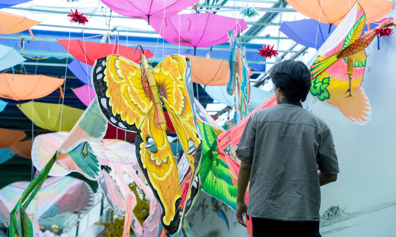 Cùng với những trang phục năng động ngày Hè, nhiều bạn trẻ đã diện mẫu áo dài truyền thống để tạo dáng với không gian diều. Nguyễn Văn Hải (sinh viên ĐHQG Hà Nội) cùng nhóm bạn đã cùng có hành trình trở về tuổi thơ với cánh diều, tiếng sáo vi vu giữa không gian xanh của bầu trời, ruộng đồng; cũng như những trò chơi ô ăn quan, kéo co. “Tôi không chỉ có dịp gặp lại những cánh diều vừa quen thuộc về kiểu dáng vừa mới lạ khi được trang trí bằng những bức tranh dân gian như đàn lợn âm dương, vinh quy bái tổ… Tôi cũng đã chụp ảnh bên những cánh diều này để lưu giữ kỷ niệm”, Hải nói. Ảnh: Đỗ Hưng