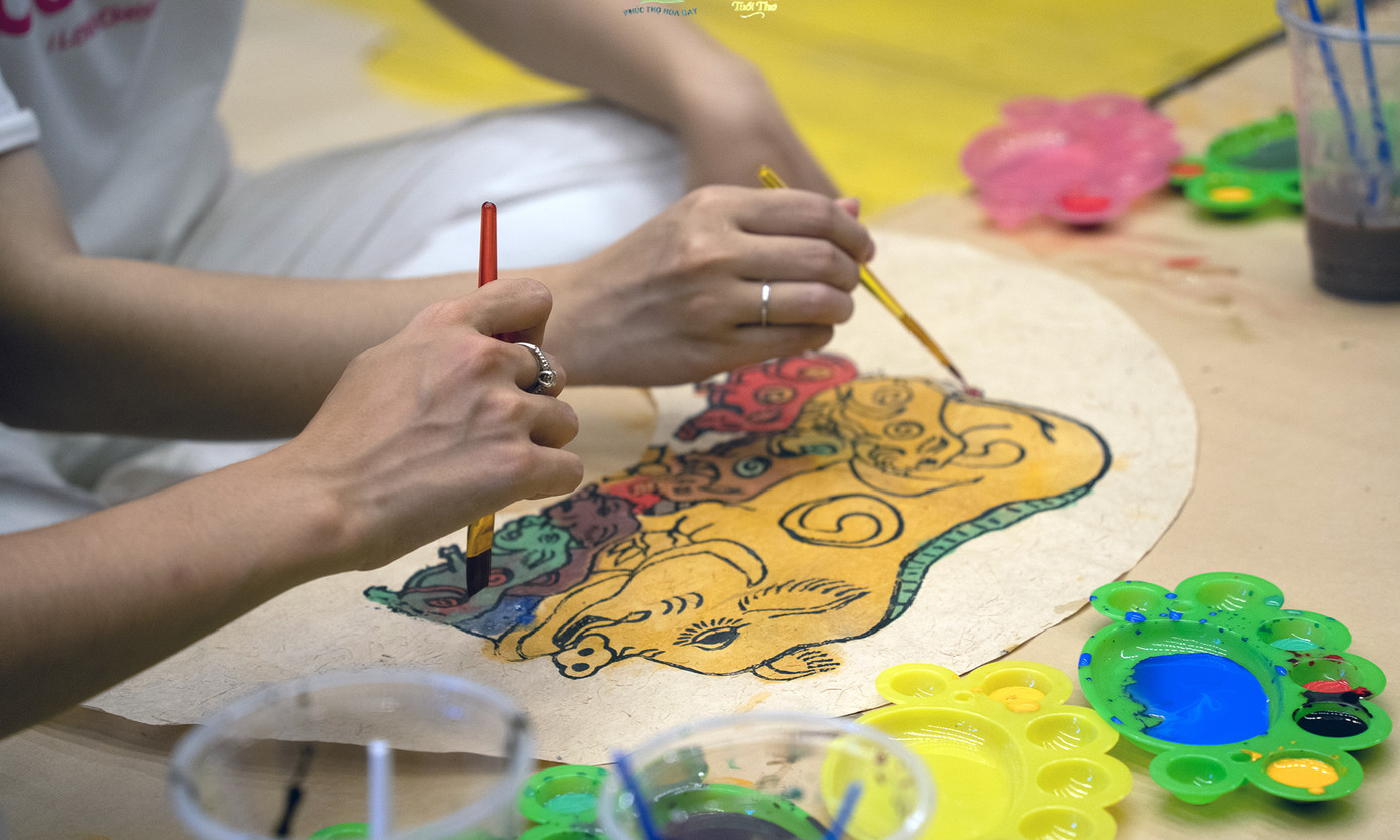 Các bạn trẻ còn có dịp trải nghiệm nhiều trò chơi dân gian như ô ăn quan, nhảy dây, kéo co; workshop trải nghiệm nghệ thuật dân gian; được tự tay thiết kế những chiếc diều tại xưởng vẽ diều sáng tạo, hoặc học cách làm quạt truyền thống từ giấy điệp, kết hợp với màu vẽ được pha chế từ vỏ sò điệp. Ảnh: Đỗ Hưng