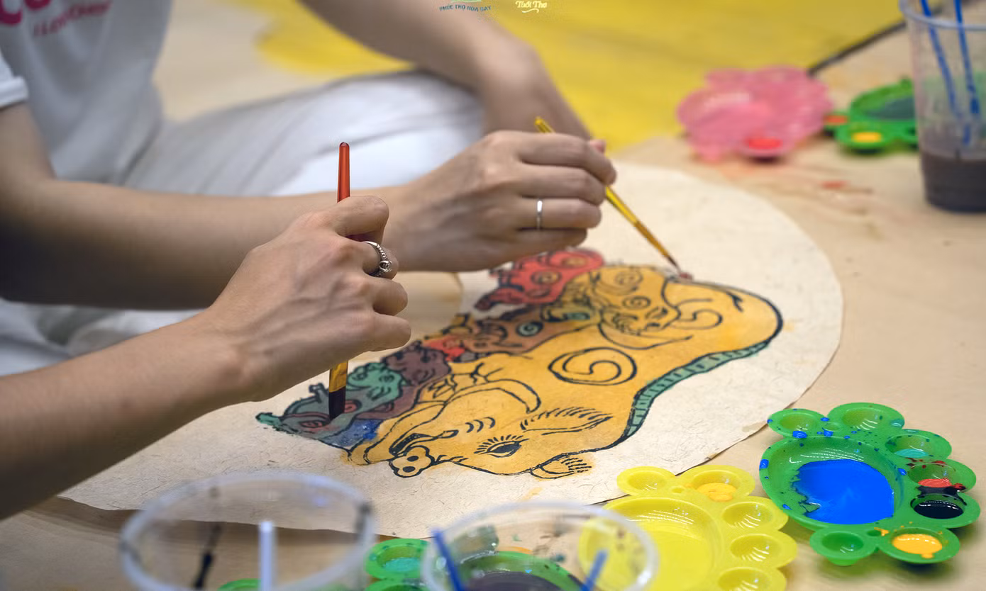 Các bạn trẻ còn có dịp trải nghiệm nhiều trò chơi dân gian như ô ăn quan, nhảy dây, kéo co; workshop trải nghiệm nghệ thuật dân gian; được tự tay thiết kế những chiếc diều tại xưởng vẽ diều sáng tạo, hoặc học cách làm quạt truyền thống từ giấy điệp, kết hợp với màu vẽ được pha chế từ vỏ sò điệp. Ảnh: Đỗ Hưng