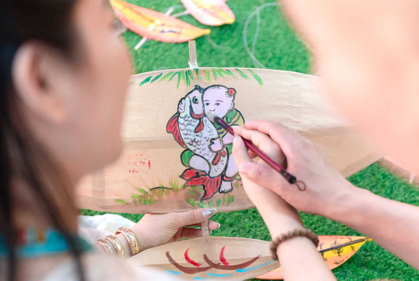 Các bạn trẻ còn có dịp trải nghiệm nhiều trò chơi dân gian như ô ăn quan, nhảy dây, kéo co; workshop trải nghiệm nghệ thuật dân gian; được tự tay thiết kế những chiếc diều tại xưởng vẽ diều sáng tạo, hoặc học cách làm quạt truyền thống từ giấy điệp, kết hợp với màu vẽ được pha chế từ vỏ sò điệp. Ảnh: Đỗ Hưng