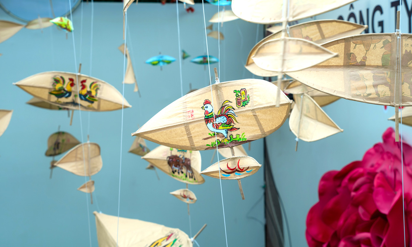 Không gian diều truyền thống được tái hiện qua nghệ thuật sắp đặt độc đáo. Mỗi khu trưng bày là một lát cắt văn hóa, từ sắc vàng cung đình của diều Huế đến hình dáng tự do phóng khoáng của diều Rạch Giá. Nhiều mẫu diều được thiết kế riêng, mang dấu ấn cá nhân của các nghệ nhân, kết hợp giữa chất liệu truyền thống và sáng tạo hiện đại. Ảnh: Đỗ Hưng