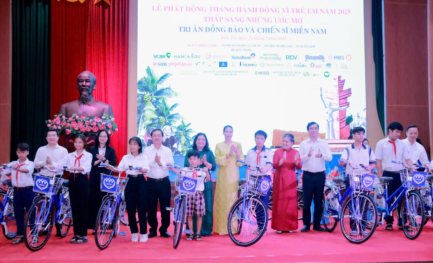 Tại chương trình, nhiều suất quà ý nghĩa là học bổng, xe đạp... được trao tặng cho các em học sinh. Ảnh: BTC