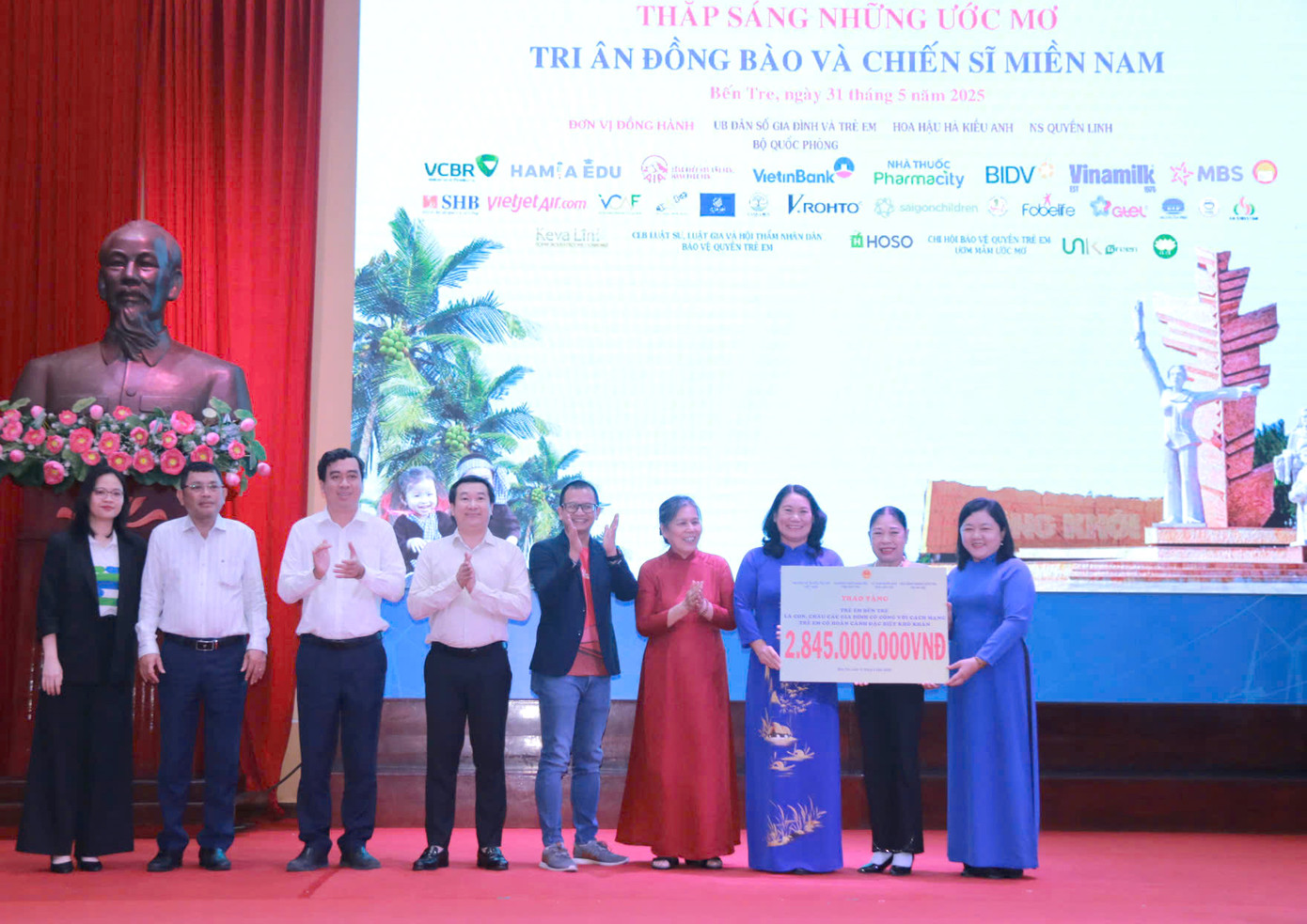 Ban Tổ chức và các đơn vị đồng hành, tài trợ đã trao tặng học bổng và hiện vật với tổng giá trị hơn 2,8 tỉ đồng. Ảnh: BTC