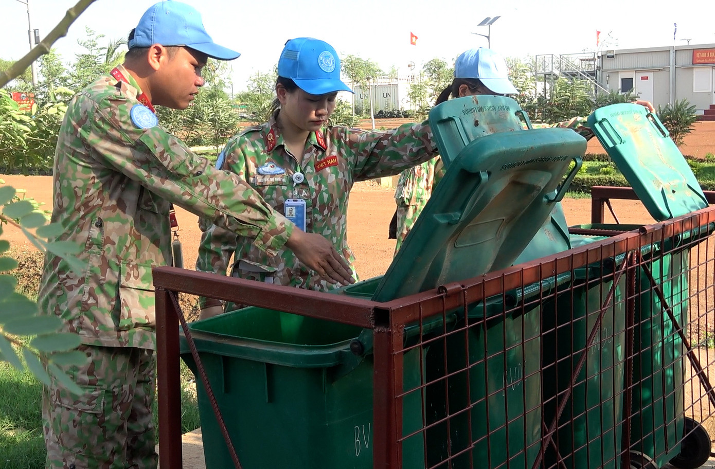 Đại uý Nguyễn Thị Thúy Hà (ở giữa) cùng đồng đội kiểm tra công tác phân loại rác thải.