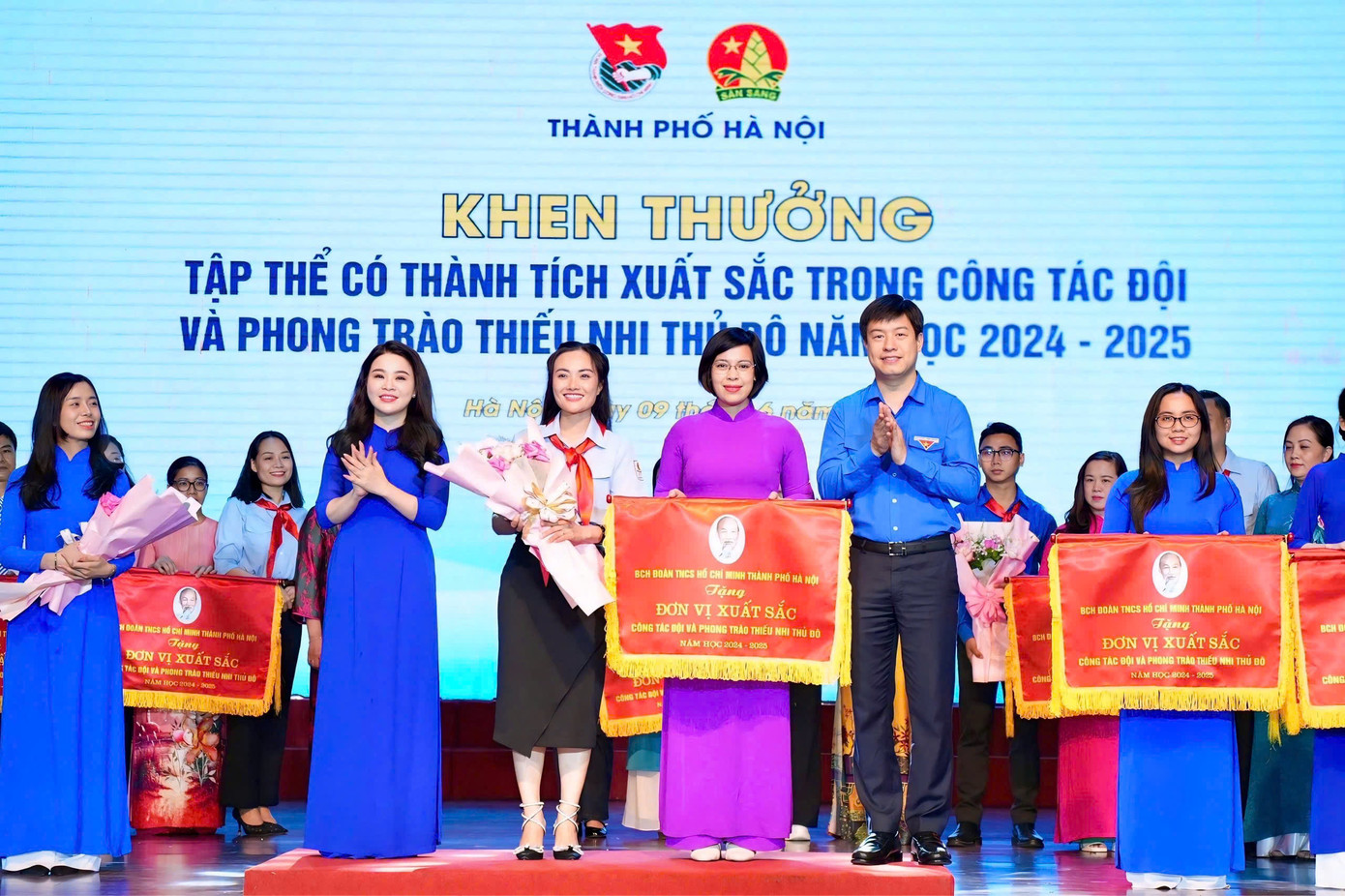 Anh Lê Hải Long - Trưởng ban Công tác thiếu nhi T.Ư Đoàn, Phó Chủ tịch Thường trực Hội đồng Đội T.Ư và chị Chu Hồng Minh - Bí thư Thành Đoàn Hà Nội trao khen thưởng tại hội nghị. Ảnh: BTC Anh Lê Hải Long - Trưởng ban Công tác thiếu nhi T.Ư Đoàn, Phó Chủ tịch Thường trực Hội đồng Đội T.Ư và chị Chu Hồng Minh - Bí thư Thành Đoàn Hà Nội trao khen thưởng tại hội nghị. Ảnh: BTC
