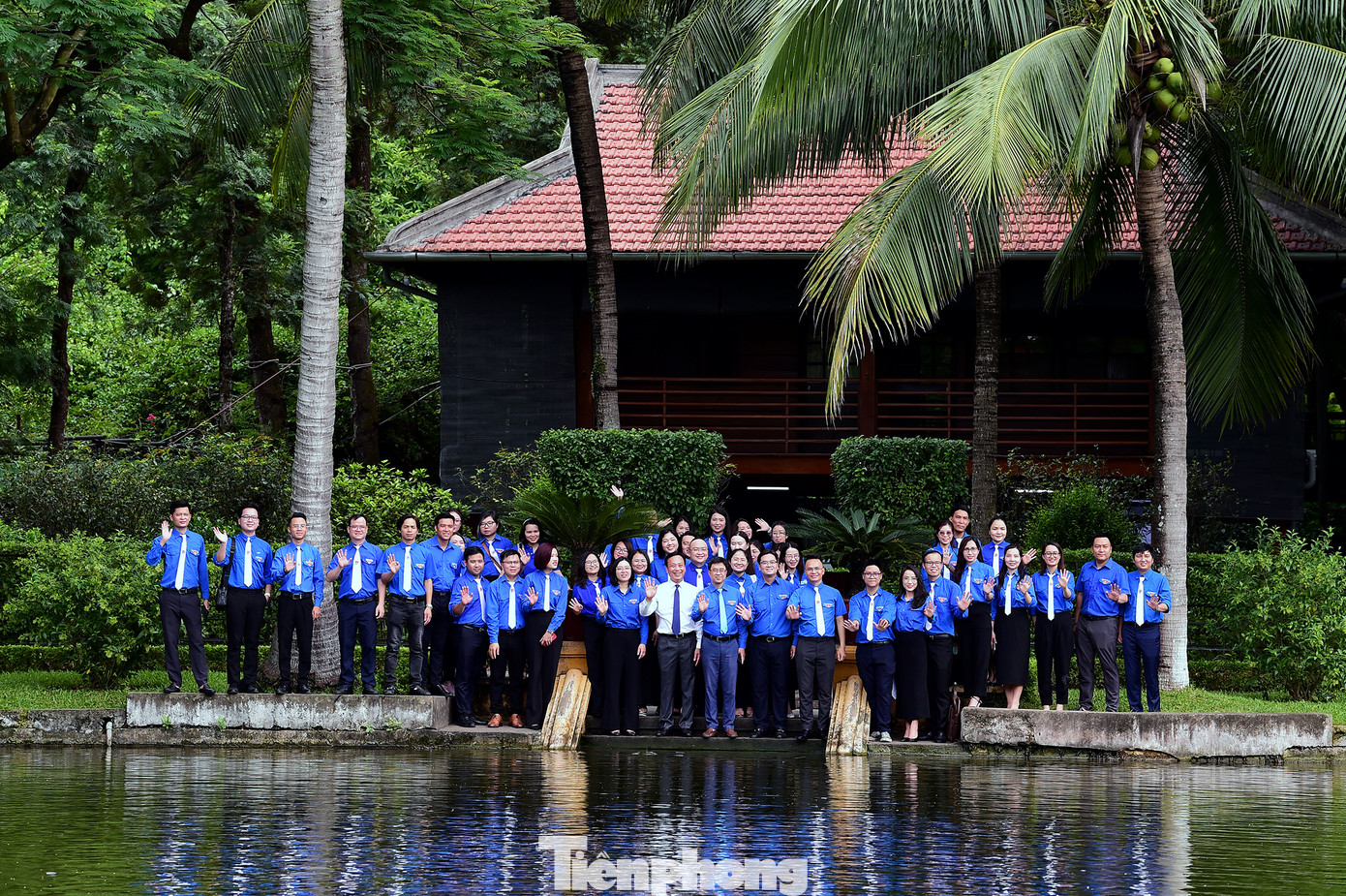 Đoàn đại biểu nhà báo trẻ tiêu biểu tham quan Khu di tích Chủ tịch Hồ Chí Minh (Hà Nội). Ảnh: Xuân Tùng