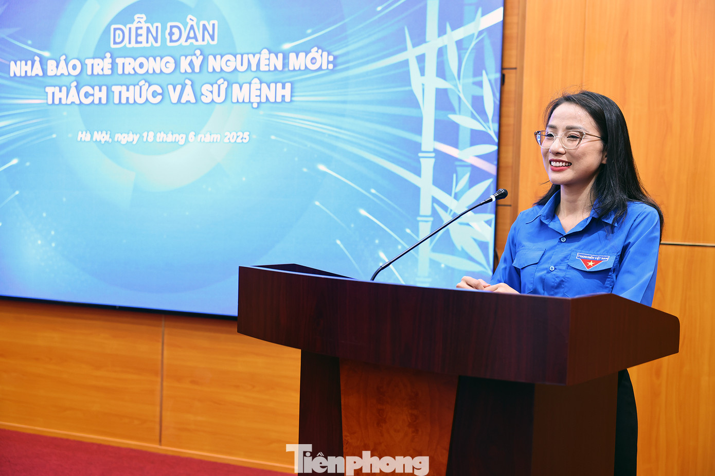 Nhà báo Hoàng Nguyên Thảo phát biểu ý kiến tại diễn đàn. Ảnh: Đức Minh