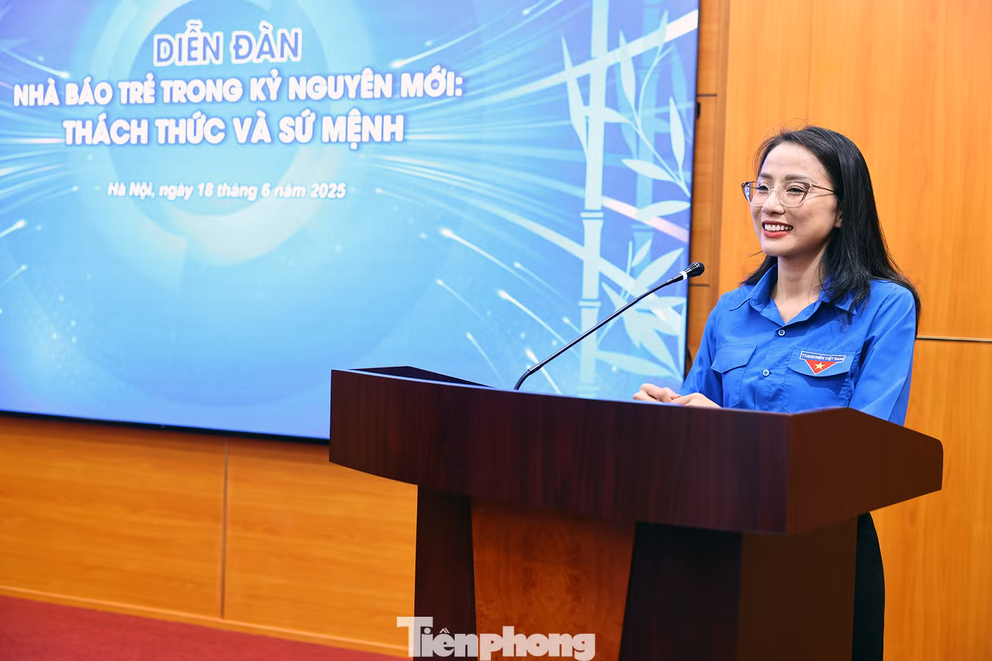 Nhà báo Hoàng Nguyên Thảo phát biểu ý kiến tại diễn đàn. Ảnh: Đức Minh