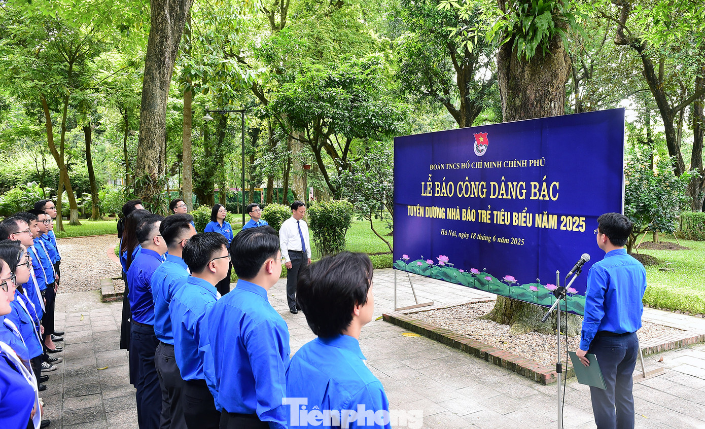 Trong khuôn khổ lễ tuyên dương, đoàn nhà báo trẻ tiêu biểu năm 2025, Đoàn Thanh niên Chính phủ đã báo công dâng Bác tại Khu di tích Chủ tịch Hồ Chí Minh (Hà Nội). Ảnh: Xuân Tùng