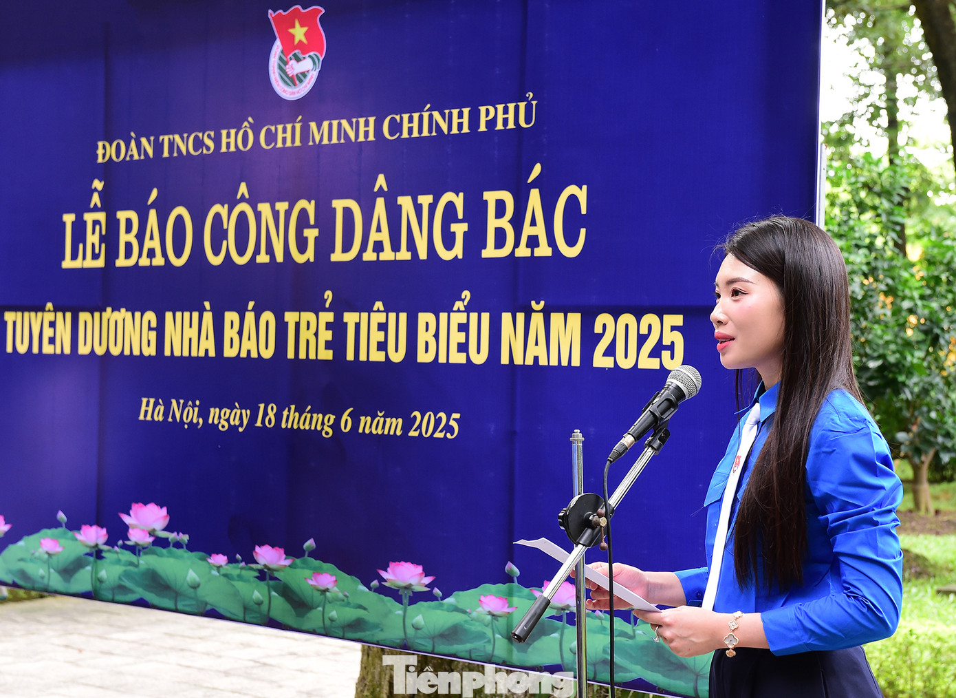 Biên tập viên Phạm Thị Điệp Anh (Ban Thời sự, Đài Truyền hình Việt Nam) đại diện các nhà báo trẻ tiêu biểu phát biểu tại lễ báo công dâng Bác. Ảnh: Xuân Tùng