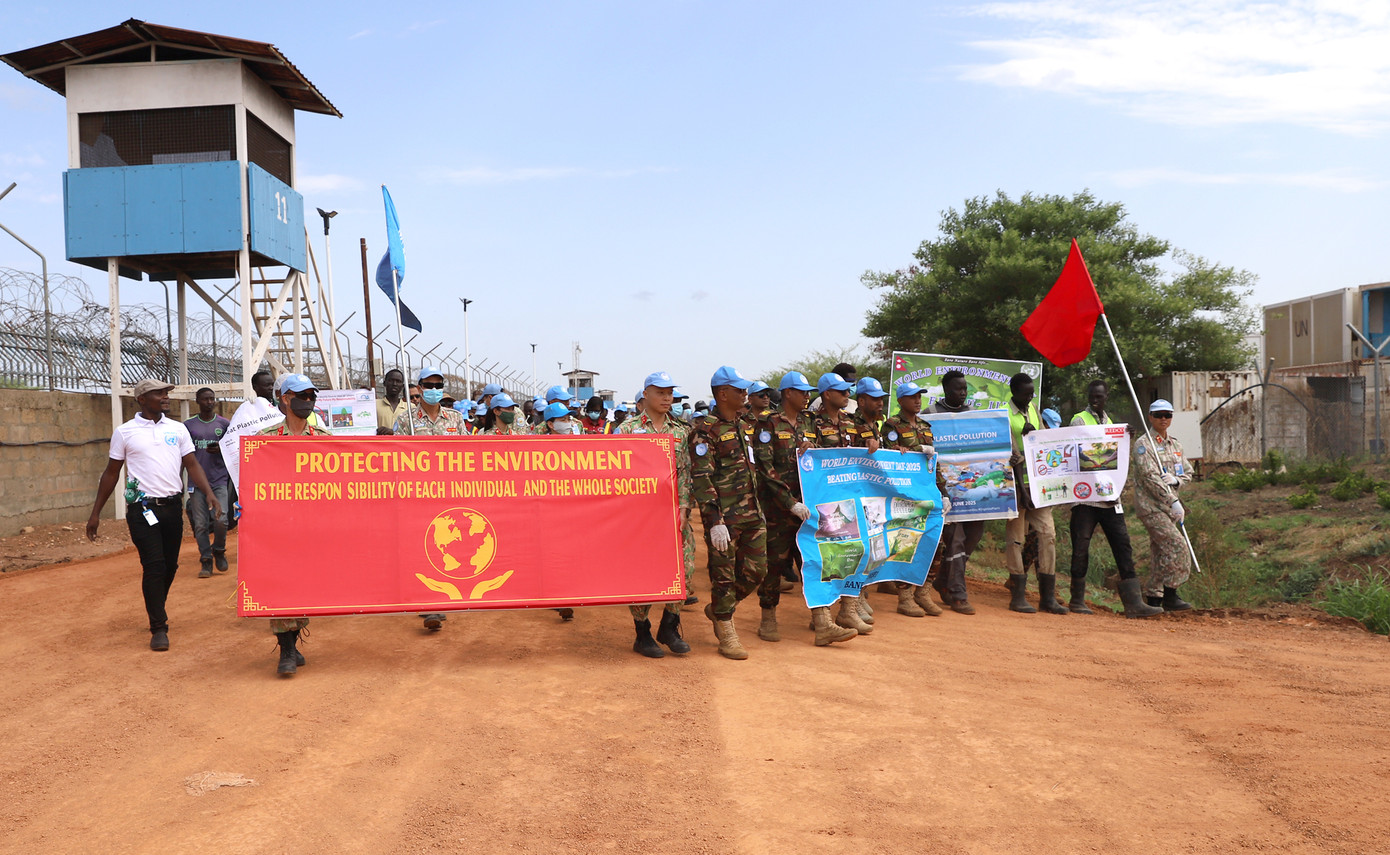 Đội Công binh số 3 tham gia tuần hành hưởng ứng ngày môi trường thế giới do Phái bộ phát động.