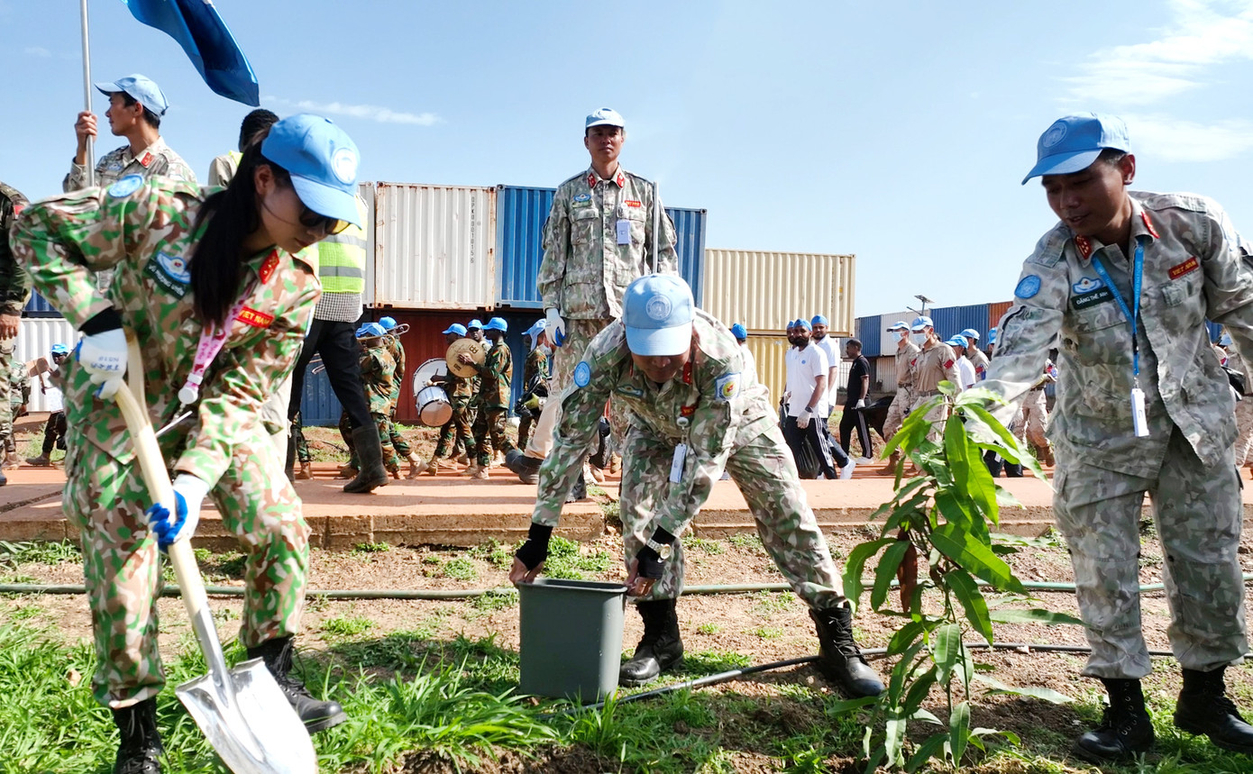 Cán bộ, nhân viên tham gia trồng cây xanh trong buổi Lễ phát động hưởng ứng ngày môi trường thế giới.