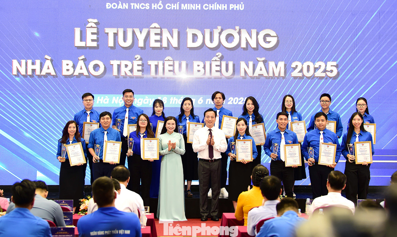 Phó Bí thư Đảng ủy Chính phủ Lại Xuân Lâm và Bí thư T.Ư Đoàn Nguyễn Phạm Duy Trang trao khen thưởng các nhà báo trẻ tiêu biểu. Ảnh: Xuân Tùng